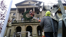 Hanging a large holiday wreath on a public building with a crane 7